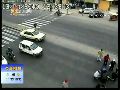 秘鲁女警察遭卡车碾压 监控记录全过程