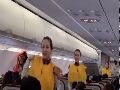 首航空姐机上大跳热舞讲解安全须知