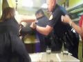 实拍美国警察与辣妹餐厅内互扇耳光