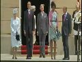 奥巴马夫人风中裙舞飞扬 英国士兵看傻眼
