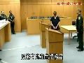 美国女狱警脱光衣服虐打少女 手机拍下体