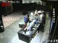 实拍银行高管开房被拒 用百元大钞怒砸前台