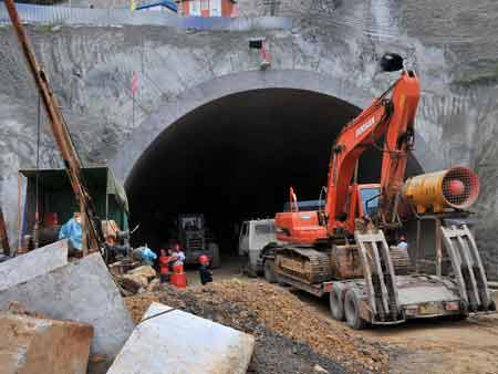2011-07-19 华闻大直播 - 大连隧道塌方事故12