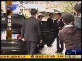 马英九抵竞选总部 与支持者握手拍照表感谢