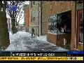 美国东北部受大风雪侵袭 道路情况恶劣