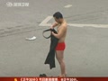 男子回家过年途中花光存款 当街脱衣求记者买票