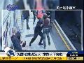 实拍英国地铁狂人推路人下铁轨