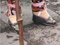 女性为得“三寸金莲” 裹小脚泪水洒一缸