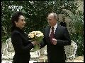 普京向彭丽媛献上鲜花 两人微笑交谈
