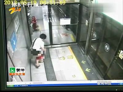 深圳女子在地铁站内大便
