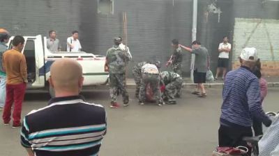 精神病男子持棍打伤城管保安