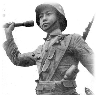中国士兵装备的手榴弹与步枪,也均为仿制德国的装备
