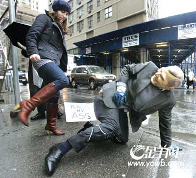 英国男子装扮成布什在纽约闹市爬行 屁股任人踢