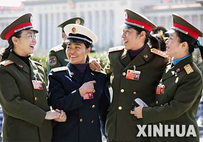 3月7日,几位解放军女代表在人民大会堂外交谈.