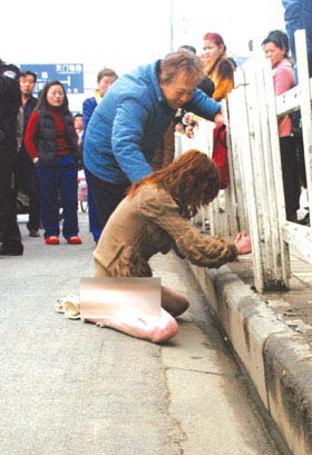 女子积蓄被男友卷跑后在街头裸奔