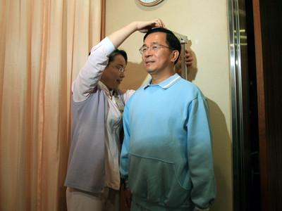 陈水扁赴台大医院例行体检 胖了1.8公斤(图)