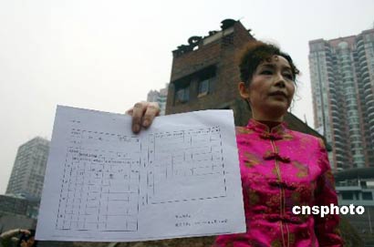 重庆"最牛钉子户"女主人出示房屋产权证