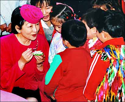 日本皇后美智子参观幼儿园_资讯_凤凰新媒体