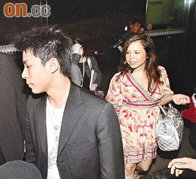 霍启人参加派对 踢倒围栏替外籍新欢开路