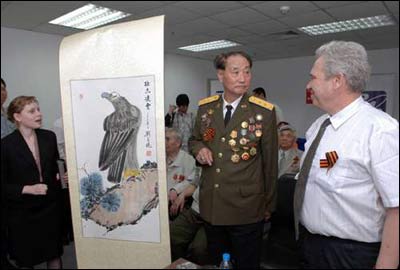 北京军区空军原司令员刘玉堤(左)中将把他创作