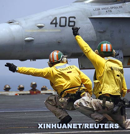 组图:美国海军两支航母群在海湾水域展示武力