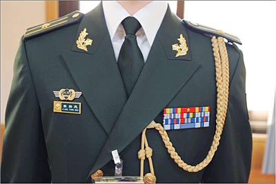 陆军少校男军官礼服及标志服饰