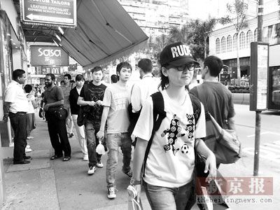 周笔畅美国学习归来 香港街头开心购物(图)