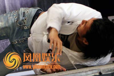 谢霆锋躺地装死秀演技 露底裤泄春光大抢风头