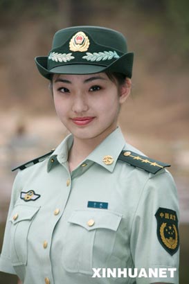 这是武警07式女警官夏常服.