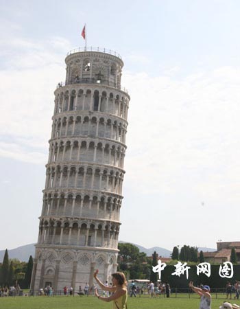 德国称当地教堂钟楼倾斜度超过比萨斜塔