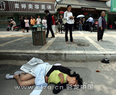 昆明一女贼被抓现行后当众脱裤(图)