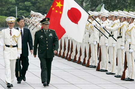 8月30日,东京,国防部长曹刚川上将在日本防卫厅长官高村正彦陪同下