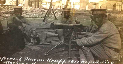 孝感,堑壕里的清军炮兵   汉口,清军的马克沁机枪