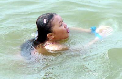 昨日下午2时许,10岁小女孩黄澧在湘江中游泳时,双手用布带捆着