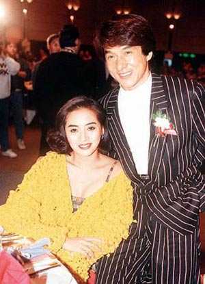 1990年,郑裕玲与成龙在西班牙拍摄电影《飞鹰计划》时,传出绯闻.