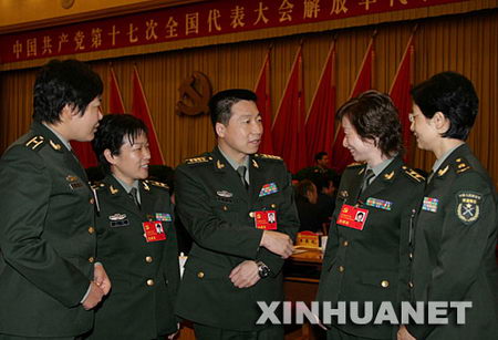 社记者 王建民 摄十七大期间,武警代表团代表孙志强,庄仕华,孙香萍