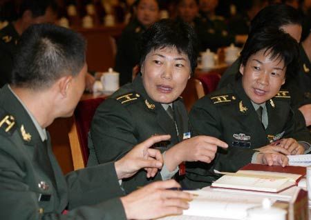 十七大期间,武警代表团代表孙志强,庄仕华,孙香萍,丁晓兵,高军强(从左