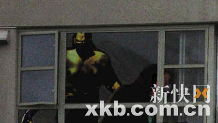 蒙面匪徒凌晨入室抢劫砍伤3人(图)