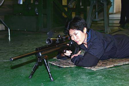 台军用女狙击手做秀大吹t93自制狙击枪(图)