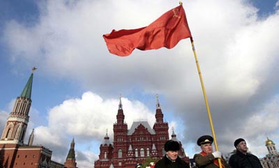 十月革命90周年:手举红旗向列宁墓献花