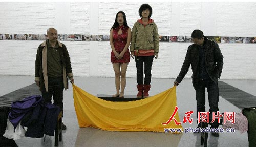 北京表演《穿衣》行为艺术 七套衣服当众脱下