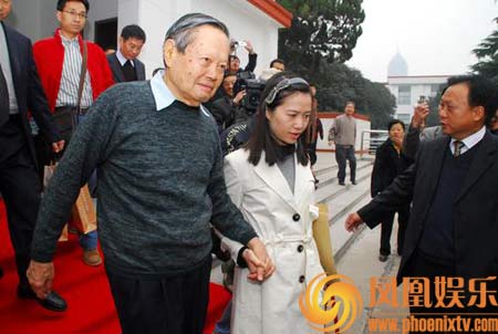 杨振宁结婚六年首次携娇妻回故乡合肥