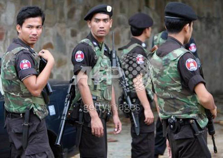 手持中国97式自动步枪的柬埔寨警察.