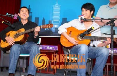 王力宏、马英九同台 弹吉他唱英文老歌(组图)