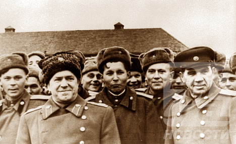 赫鲁晓夫,米高扬,苏斯洛夫,朱可夫等人巧妙配合,利用在中央委员会中