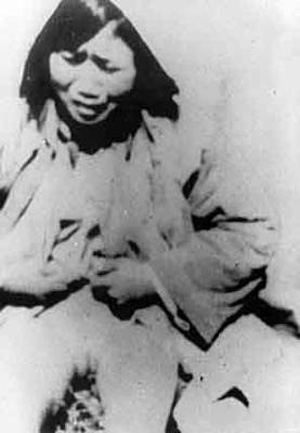 资料图片:1937年12月,被侵华日军凌辱的南京妇女.