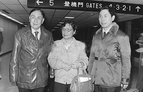 大陆 > 正文 1986年2月,马思聪和夫人王慕理,儿子马如龙.