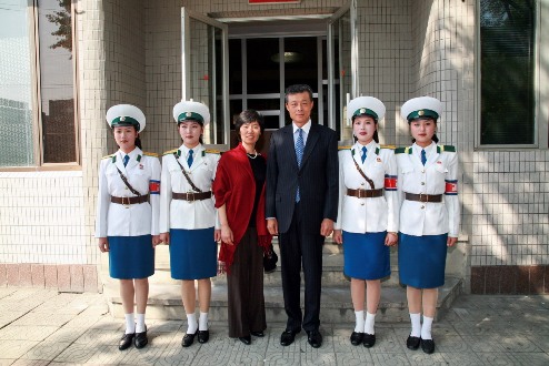 朝鲜女交警美丽动人 中国驻朝大使携夫人慰问