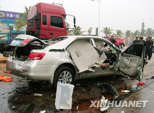 湛江发生一起交通事故6人死亡组图