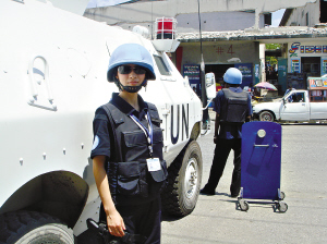 不爱红装爱武装 美女大学生变身海地维和特警